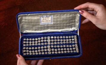 Bransoletki Marii Antoniny sprzedane za ponad 32 mln zł! Bransoletki z brylantami należące do Marii Antoniny