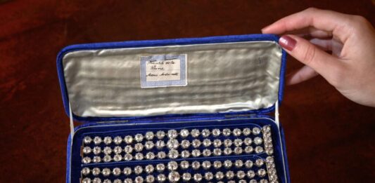 Bransoletki Marii Antoniny sprzedane za ponad 32 mln zł! Bransoletki z brylantami należące do Marii Antoniny