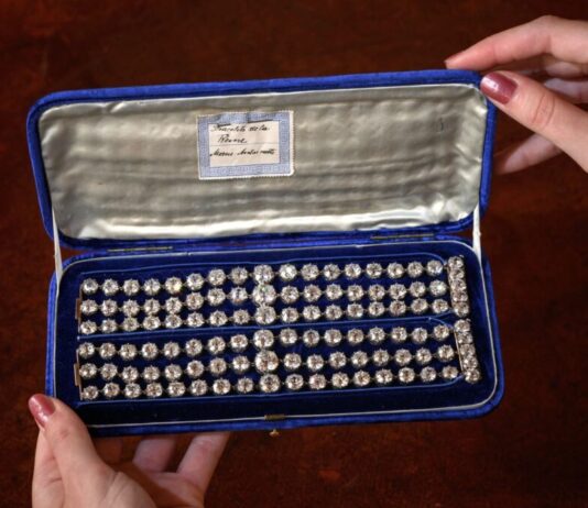 Bransoletki Marii Antoniny sprzedane za ponad 32 mln zł! Bransoletki z brylantami należące do Marii Antoniny