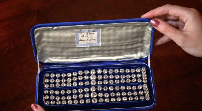 Bransoletki Marii Antoniny sprzedane za ponad 32 mln zł! Bransoletki z brylantami należące do Marii Antoniny