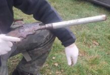 Włocławek. Znaleźli ukryty w lesie bardzo podejrzany „samopał” z tłumikiem! broń-samoróbka