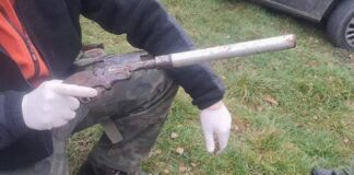 Włocławek. Znaleźli ukryty w lesie bardzo podejrzany „samopał” z tłumikiem! broń-samoróbka