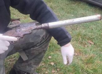 Włocławek. Znaleźli ukryty w lesie bardzo podejrzany „samopał” z tłumikiem! broń-samoróbka