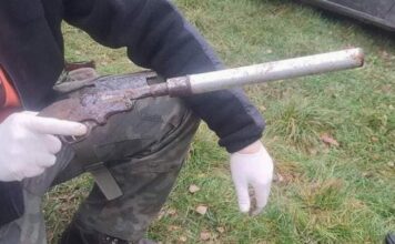 Włocławek. Znaleźli ukryty w lesie bardzo podejrzany „samopał” z tłumikiem! broń-samoróbka