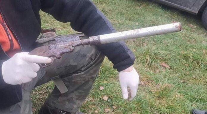 Włocławek. Znaleźli ukryty w lesie bardzo podejrzany „samopał” z tłumikiem! broń-samoróbka
