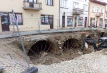 Zabytkowe piwnice odsłonięte na rynku w Dukli (GALERIA) Piwnice pod rynkiem w Dukli