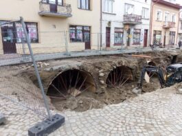 Zabytkowe piwnice odsłonięte na rynku w Dukli (GALERIA) Piwnice pod rynkiem w Dukli