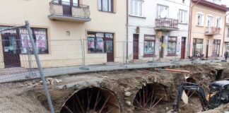 Zabytkowe piwnice odsłonięte na rynku w Dukli (GALERIA) Piwnice pod rynkiem w Dukli