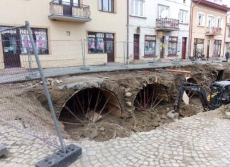 Zabytkowe piwnice odsłonięte na rynku w Dukli (GALERIA) Piwnice pod rynkiem w Dukli