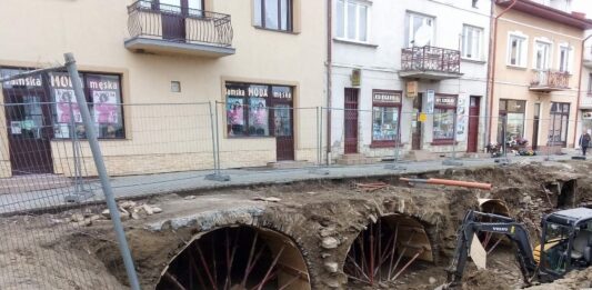 Zabytkowe piwnice odsłonięte na rynku w Dukli (GALERIA) Piwnice pod rynkiem w Dukli