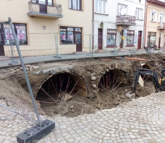 Zabytkowe piwnice odsłonięte na rynku w Dukli (GALERIA) Piwnice pod rynkiem w Dukli