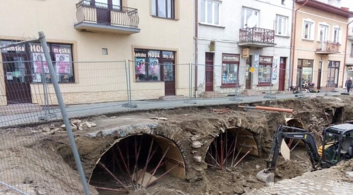 Zabytkowe piwnice odsłonięte na rynku w Dukli (GALERIA) Piwnice pod rynkiem w Dukli