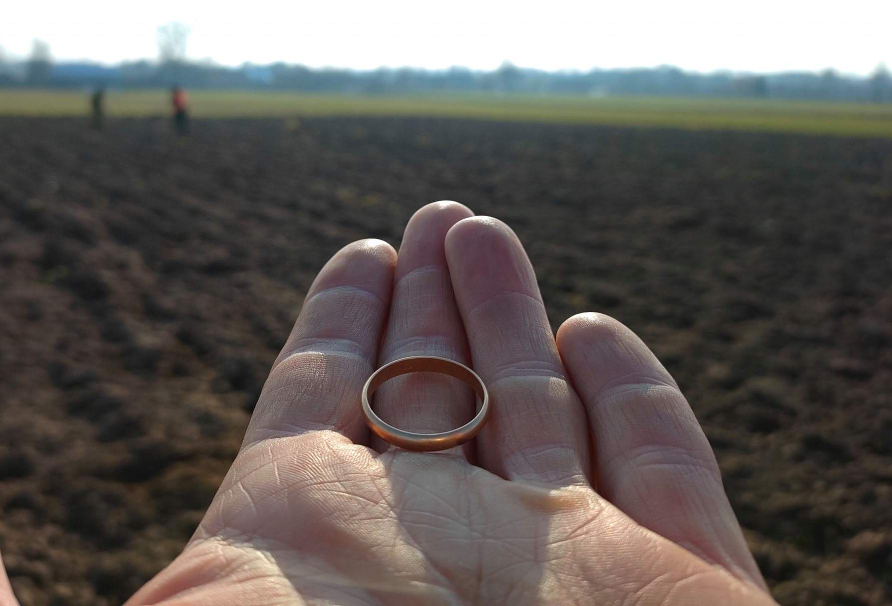 Złota obrączka, która 35 lat czekała na odnalezienie! (FILM) - Zwiadowca Historii