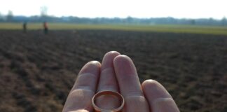 Złota obrączka, która 35 lat czekała na odnalezienie! (FILM) zgubiona złota obrączka