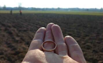 Złota obrączka, która 35 lat czekała na odnalezienie! (FILM) zgubiona złota obrączka