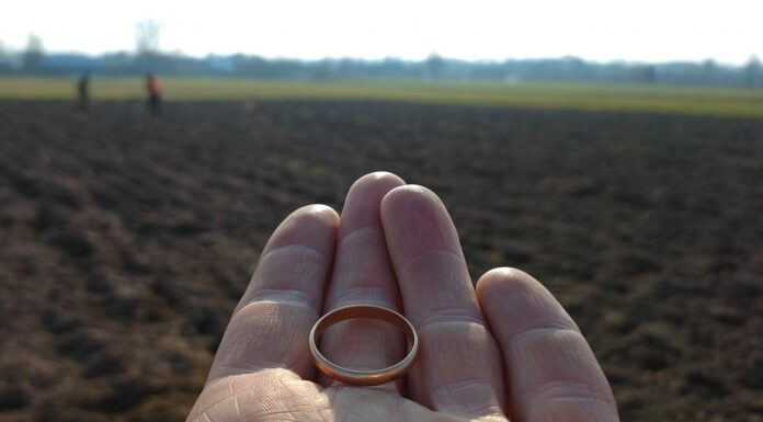 Złota obrączka, która 35 lat czekała na odnalezienie! (FILM) zgubiona złota obrączka