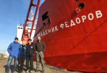 Polscy polarnicy są w drodze na Antarktykę; dzieli ich niecałe 600 km od Przylądka Dobrej Nadziei Uczestnicy wyprawy przed statkiem Akademik Fiodorow