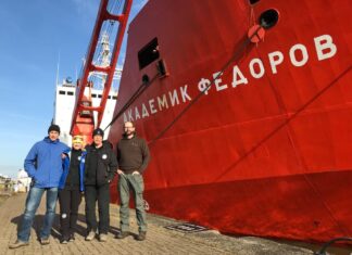 Polscy polarnicy są w drodze na Antarktykę; dzieli ich niecałe 600 km od Przylądka Dobrej Nadziei Uczestnicy wyprawy przed statkiem Akademik Fiodorow