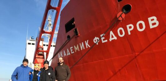 Polscy polarnicy są w drodze na Antarktykę; dzieli ich niecałe 600 km od Przylądka Dobrej Nadziei Uczestnicy wyprawy przed statkiem Akademik Fiodorow