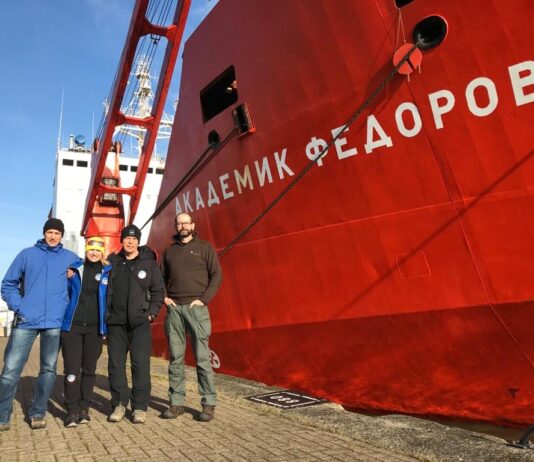 Polscy polarnicy są w drodze na Antarktykę; dzieli ich niecałe 600 km od Przylądka Dobrej Nadziei Uczestnicy wyprawy przed statkiem Akademik Fiodorow