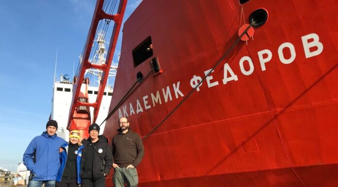 Polscy polarnicy są w drodze na Antarktykę; dzieli ich niecałe 600 km od Przylądka Dobrej Nadziei Uczestnicy wyprawy przed statkiem Akademik Fiodorow