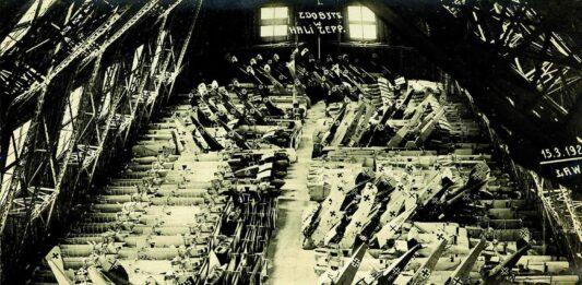 Zdobyte w Powstaniu Wielkopolskim niemieckie samoloty umieszczone w hangarze sterowców Zeppelin na Winiarach