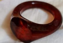 Elitarny pochówek sprzed tysiąca lat odkryty na Pomorzu Bursztynowy pierścień z elitarnego grobu po oczyszczeniu