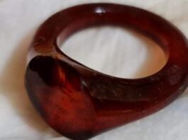 Elitarny pochówek sprzed tysiąca lat odkryty na Pomorzu Bursztynowy pierścień z elitarnego grobu po oczyszczeniu