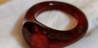 Elitarny pochówek sprzed tysiąca lat odkryty na Pomorzu Bursztynowy pierścień z elitarnego grobu po oczyszczeniu