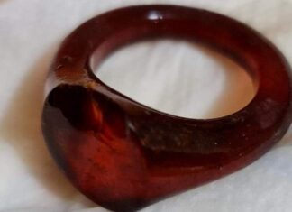 Elitarny pochówek sprzed tysiąca lat odkryty na Pomorzu Bursztynowy pierścień z elitarnego grobu po oczyszczeniu