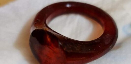 Elitarny pochówek sprzed tysiąca lat odkryty na Pomorzu Bursztynowy pierścień z elitarnego grobu po oczyszczeniu