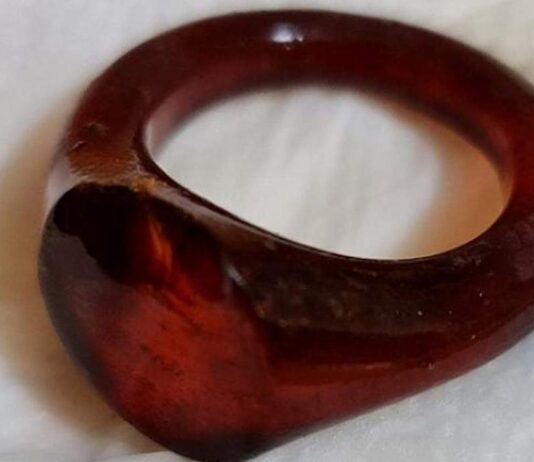 Elitarny pochówek sprzed tysiąca lat odkryty na Pomorzu Bursztynowy pierścień z elitarnego grobu po oczyszczeniu