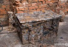 Tajemnicza zamknięta skrzynia odkryta w ruinach pałacu w Goszczu Metalowa skrzynia odkryta w ruinach Pałacu Goszcz