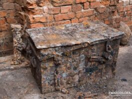 Metalowa skrzynia odkryta w ruinach Pałacu Goszcz
