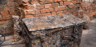 Tajemnicza zamknięta skrzynia odkryta w ruinach pałacu w Goszczu Metalowa skrzynia odkryta w ruinach Pałacu Goszcz