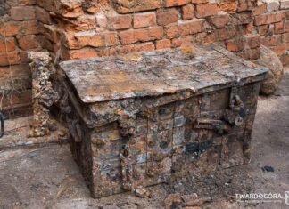 Tajemnicza zamknięta skrzynia odkryta w ruinach pałacu w Goszczu Metalowa skrzynia odkryta w ruinach Pałacu Goszcz