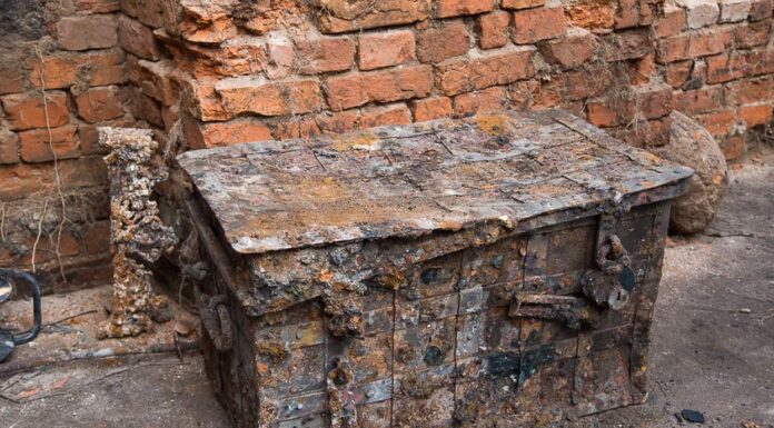 Tajemnicza zamknięta skrzynia odkryta w ruinach pałacu w Goszczu Metalowa skrzynia odkryta w ruinach Pałacu Goszcz