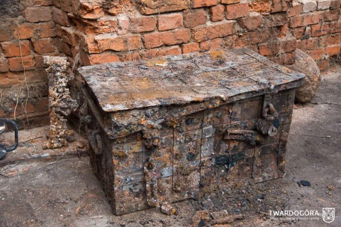 Metalowa skrzynia odkryta w ruinach Pałacu Goszcz
