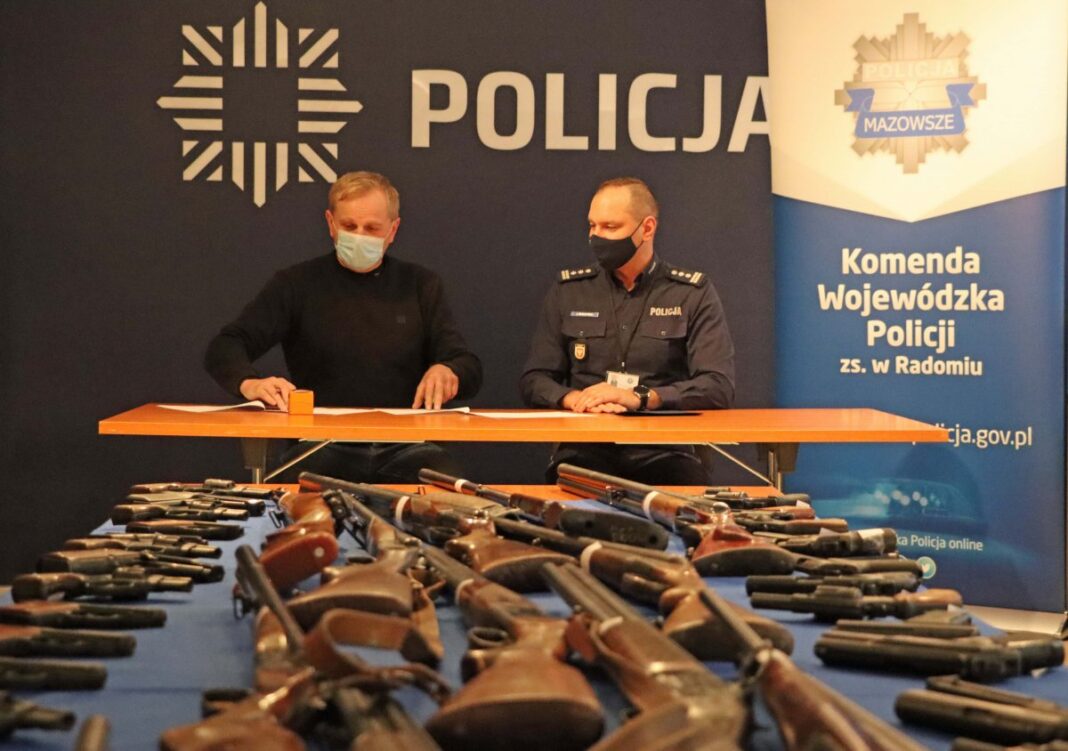 Policja przekazuje broń do Podlaskiego Muzeum Techniki Wojskowej i Użytkowej w Bielanach Wąsach