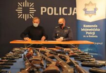 Policjanci z Radomia przekazali 55 sztuk broni do muzeum (GALERIA) Policja przekazuje broń do Podlaskiego Muzeum Techniki Wojskowej i Użytkowej w Bielanach Wąsach