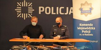 Policjanci z Radomia przekazali 55 sztuk broni do muzeum (GALERIA) Policja przekazuje broń do Podlaskiego Muzeum Techniki Wojskowej i Użytkowej w Bielanach Wąsach