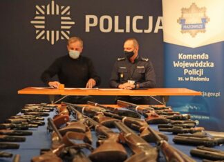 Policjanci z Radomia przekazali 55 sztuk broni do muzeum (GALERIA) Policja przekazuje broń do Podlaskiego Muzeum Techniki Wojskowej i Użytkowej w Bielanach Wąsach