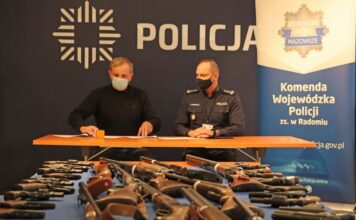 Policjanci z Radomia przekazali 55 sztuk broni do muzeum (GALERIA) Policja przekazuje broń do Podlaskiego Muzeum Techniki Wojskowej i Użytkowej w Bielanach Wąsach