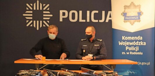 Policjanci z Radomia przekazali 55 sztuk broni do muzeum (GALERIA) Policja przekazuje broń do Podlaskiego Muzeum Techniki Wojskowej i Użytkowej w Bielanach Wąsach