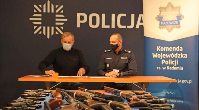 Policjanci z Radomia przekazali 55 sztuk broni do muzeum (GALERIA) Policja przekazuje broń do Podlaskiego Muzeum Techniki Wojskowej i Użytkowej w Bielanach Wąsach
