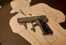 Policja przekazała pistolet VIS odkryty w trakcie remontu do muzeum (GALERIA +FILM) Pistolet VIS przekazany do muzeum