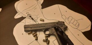 Policja przekazała pistolet VIS odkryty w trakcie remontu do muzeum (GALERIA +FILM) Pistolet VIS przekazany do muzeum