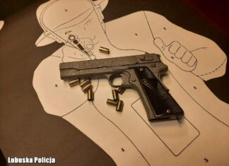 Policja przekazała pistolet VIS odkryty w trakcie remontu do muzeum (GALERIA +FILM) Pistolet VIS przekazany do muzeum