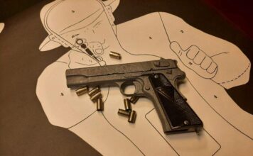 Policja przekazała pistolet VIS odkryty w trakcie remontu do muzeum (GALERIA +FILM) Pistolet VIS przekazany do muzeum