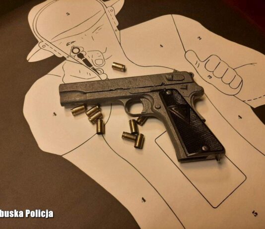 Policja przekazała pistolet VIS odkryty w trakcie remontu do muzeum (GALERIA +FILM) Pistolet VIS przekazany do muzeum
